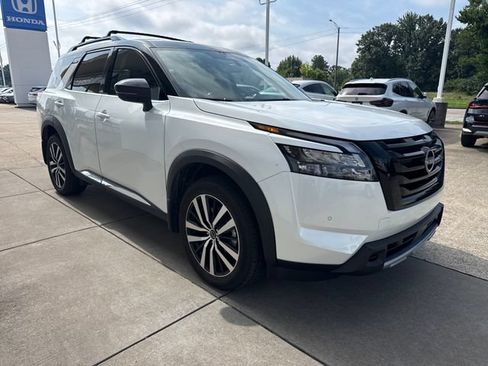 Used 2025 Nissan Pathfinder Platinum AWD/4WD image 7