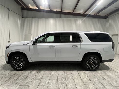 New 2026 Chevrolet Suburban High Country image 2