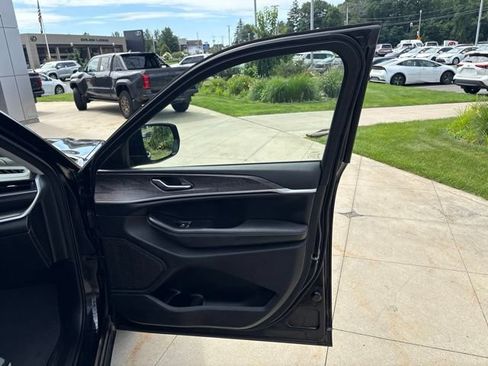 Used 2023 Jeep Grand Cherokee L Limited AWD/4WD image 36