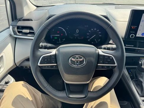 Used 2025 Toyota Sienna XLE image 17