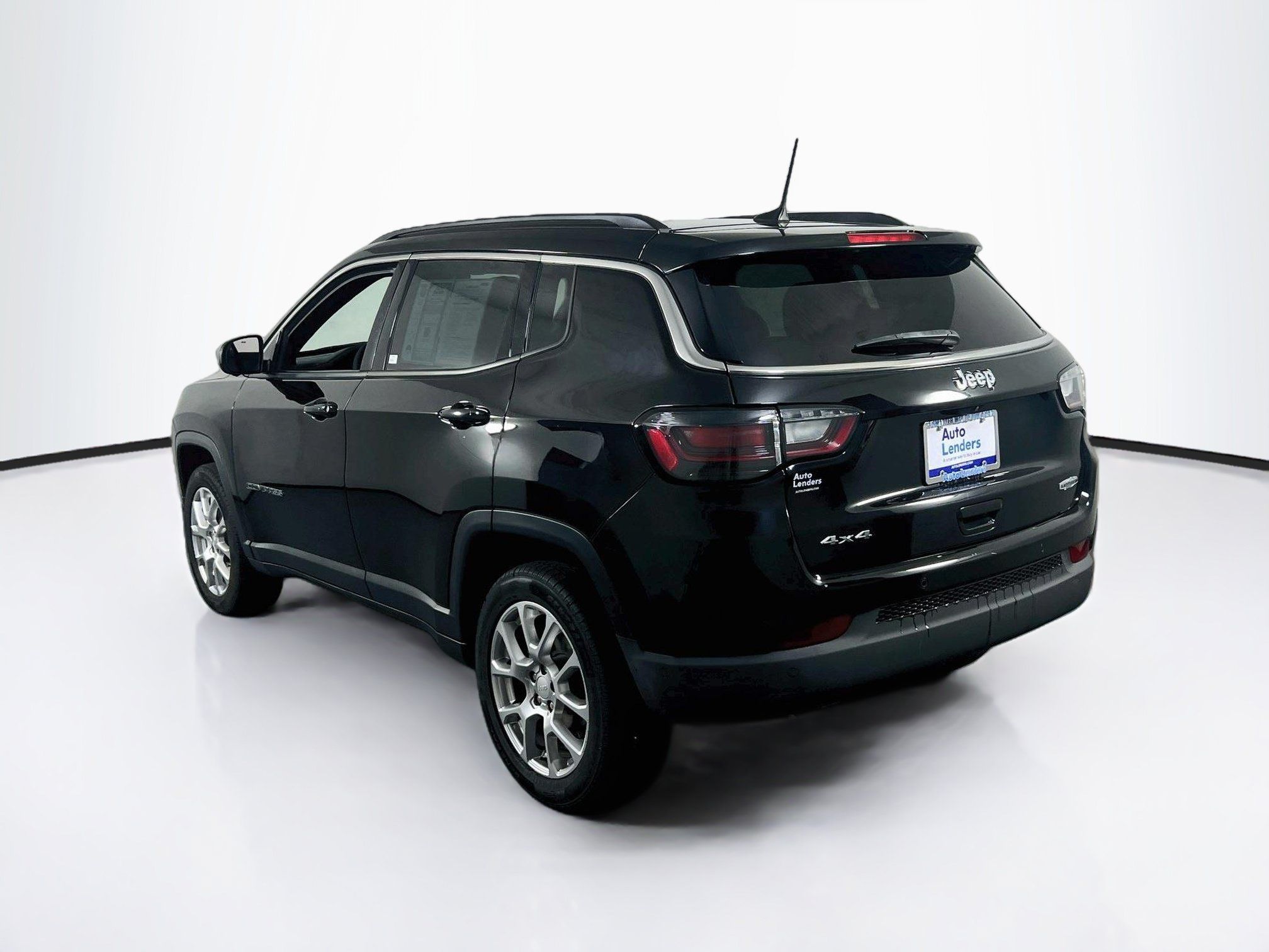 Used 2023 Jeep Compass Latitude w/ Sun and Sound Group AWD/4WD image 7