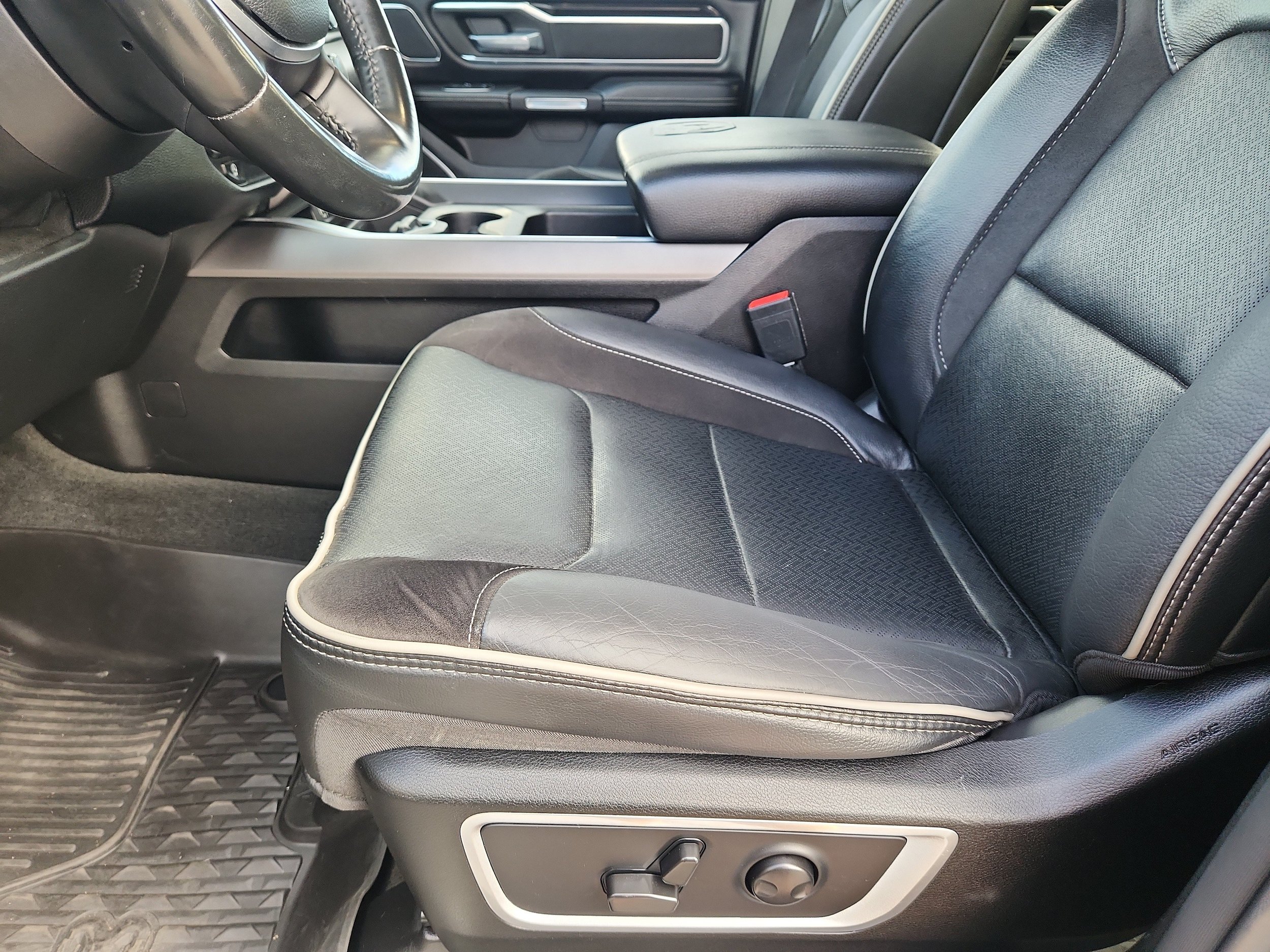 Used 2022 RAM 1500 Laramie AWD/4WD image 10
