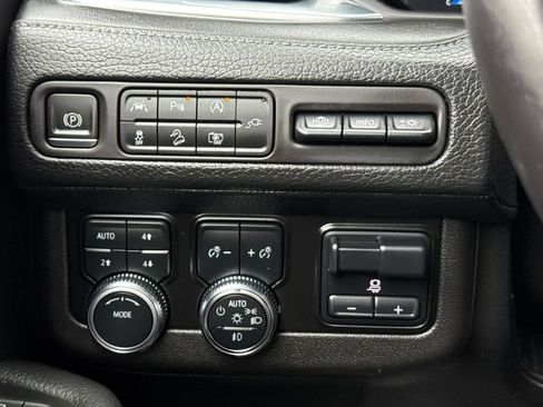 Used 2022 GMC Yukon Denali w/ Denali Premium Package AWD/4WD image 19