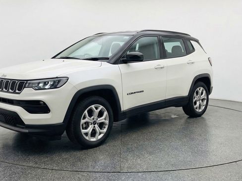 Used 2025 Jeep Compass Latitude image 3