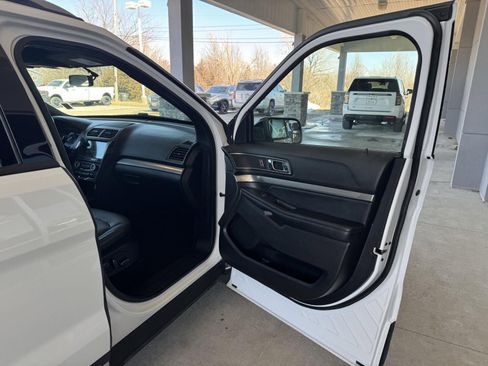 Used 2018 Ford Explorer XLT w/ Equipment Group 202A image 28