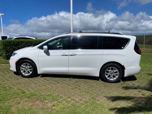 Used 2022 Chrysler Pacifica Touring-L image 4