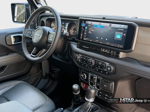 Used 2025 Jeep Gladiator Mojave AWD/4WD image 19