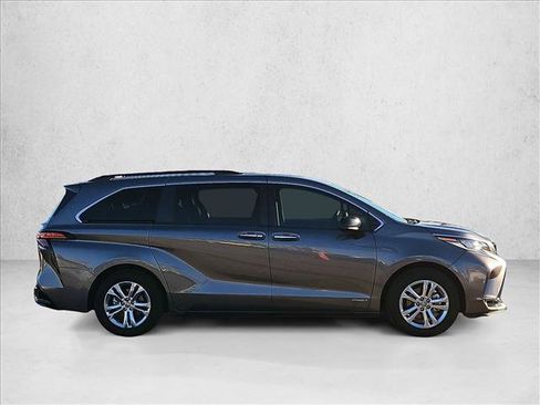 Used 2021 Toyota Sienna XSE w/ XSE Plus Package image 4