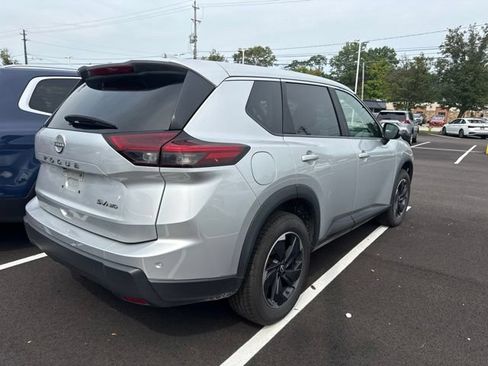 Used 2024 Nissan Rogue SV AWD/4WD image 3