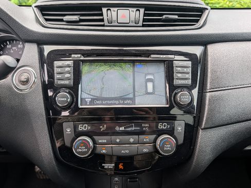 Used 2017 Nissan Rogue SV w/ SV Premium Package AWD/4WD image 26