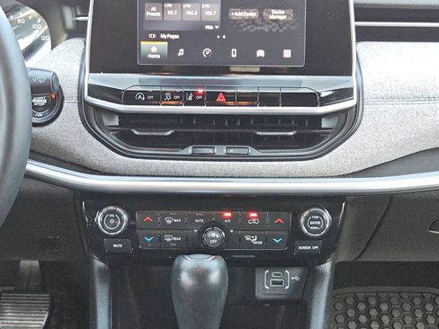 Used 2025 Jeep Compass Latitude w/ Sun & Sound Group AWD/4WD image 21