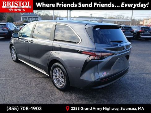 Used 2025 Toyota Sienna LE image 5