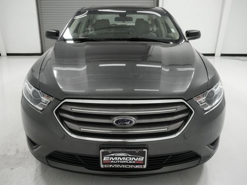Used 2018 Ford Taurus SE image 2