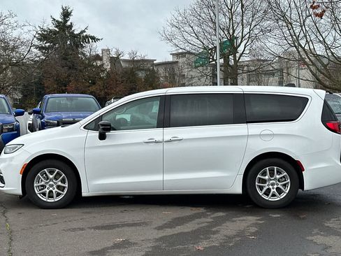 Used 2024 Chrysler Pacifica Touring-L image 5