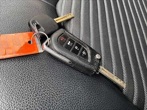 Used 2020 Toyota Camry SE w/ Carpet Mat Package image 10