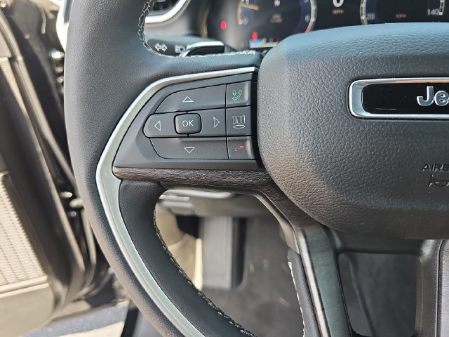 Used 2025 Jeep Grand Cherokee Limited AWD/4WD image 18