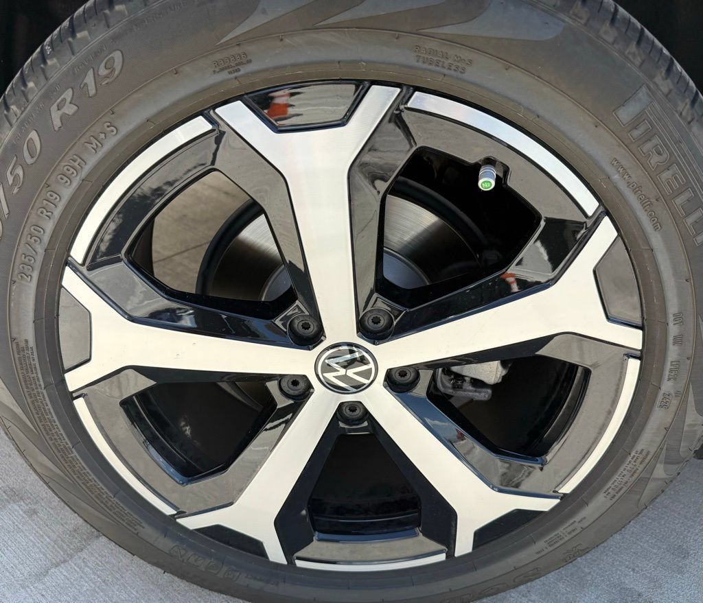 Certified 2025 Volkswagen Tiguan SE FWD image 9