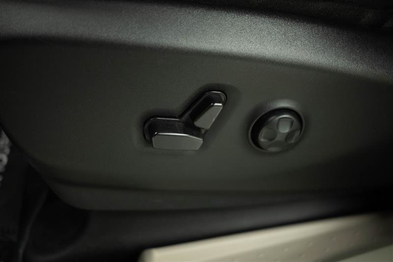 Used 2023 Chrysler Pacifica Touring-L FWD image 12