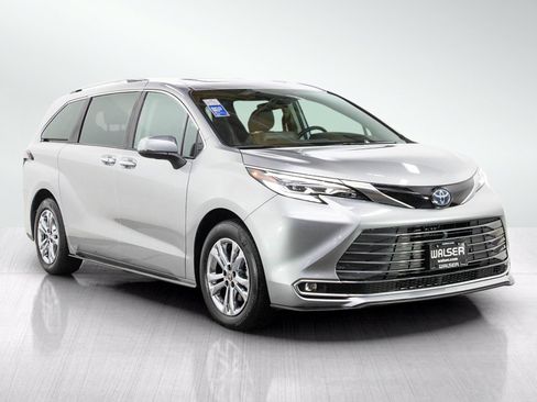 Used 2024 Toyota Sienna Platinum AWD/4WD image 7