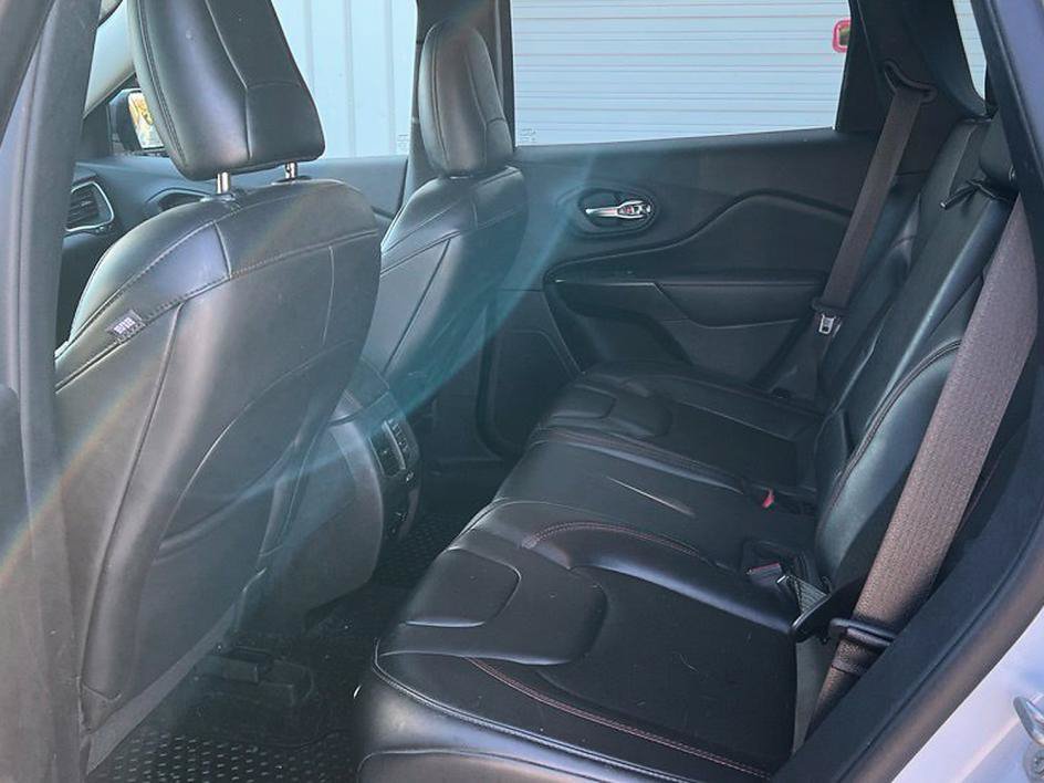 Used 2020 Jeep Cherokee Trailhawk AWD/4WD image 14