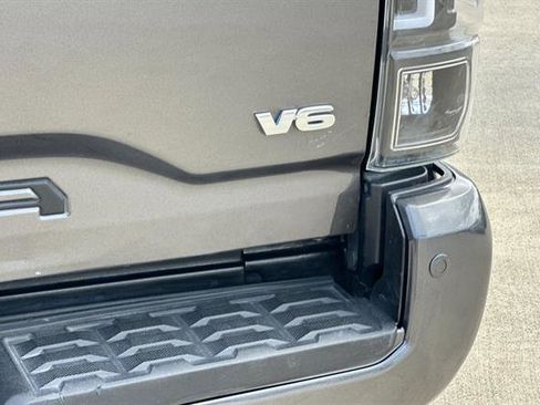 Used 2019 Toyota Tacoma TRD Sport image 29