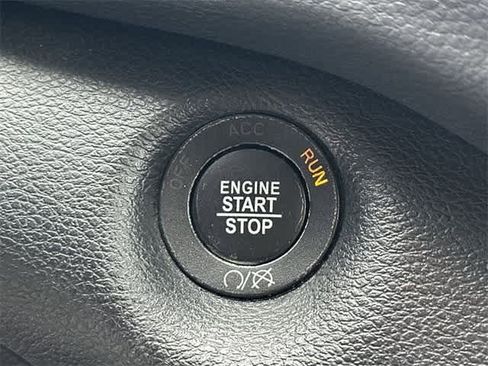 Used 2019 Jeep Cherokee Latitude Plus w/ Cold Weather Group image 9