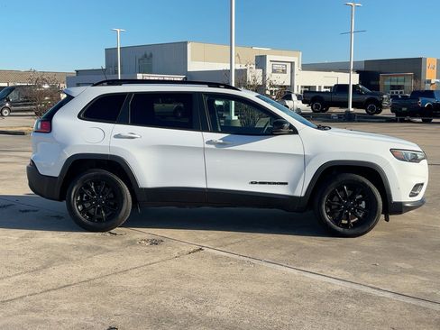 Used 2023 Jeep Cherokee Altitude Lux image 2