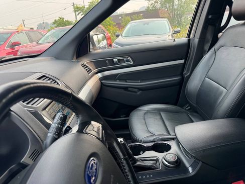 Used 2017 Ford Explorer XLT w/ Equipment Group 202A AWD/4WD image 24