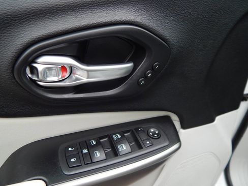 Used 2020 Jeep Cherokee Limited AWD/4WD image 12