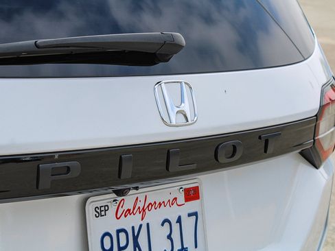 Used 2025 Honda Pilot EX-L image 11