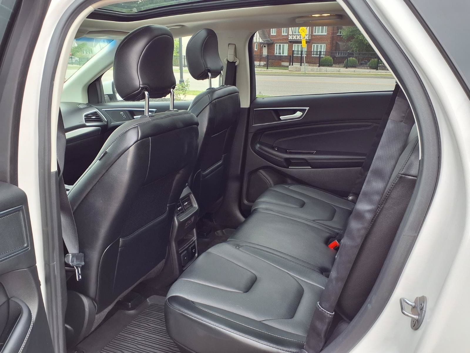 Used 2018 Ford Edge Titanium w/ Equipment Group 302A AWD/4WD image 23