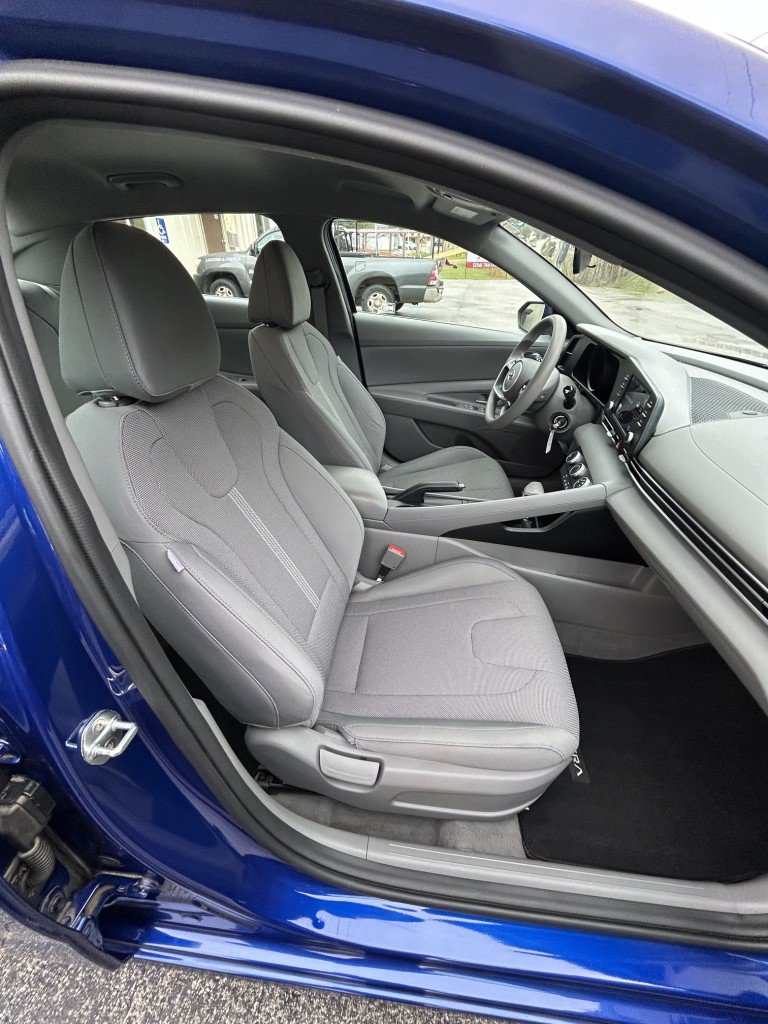 Used 2021 Hyundai Elantra SE FWD image 11