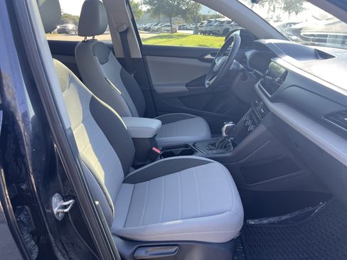 Used 2024 Volkswagen Taos SE w/ Panoramic Sunroof Package FWD image 27