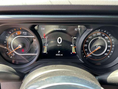 Used 2025 Jeep Wrangler Unlimited Sahara AWD/4WD image 25