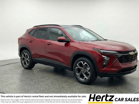 Used 2025 Chevrolet Trax LT image 1