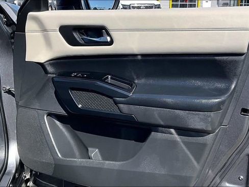 Used 2022 Nissan Pathfinder SV FWD image 26