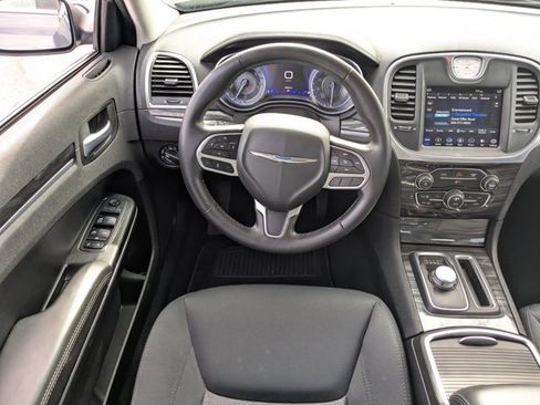 Used 2019 Chrysler 300 Touring w/ Chrome Appearance Package image 15