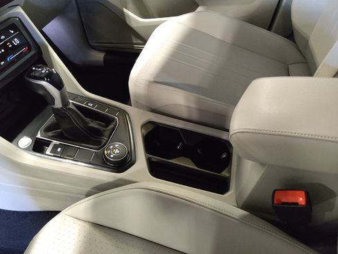 Used 2022 Volkswagen Tiguan SE AWD/4WD image 26