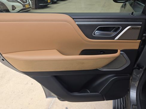 Used 2025 INFINITI QX80 Sensory AWD/4WD image 16