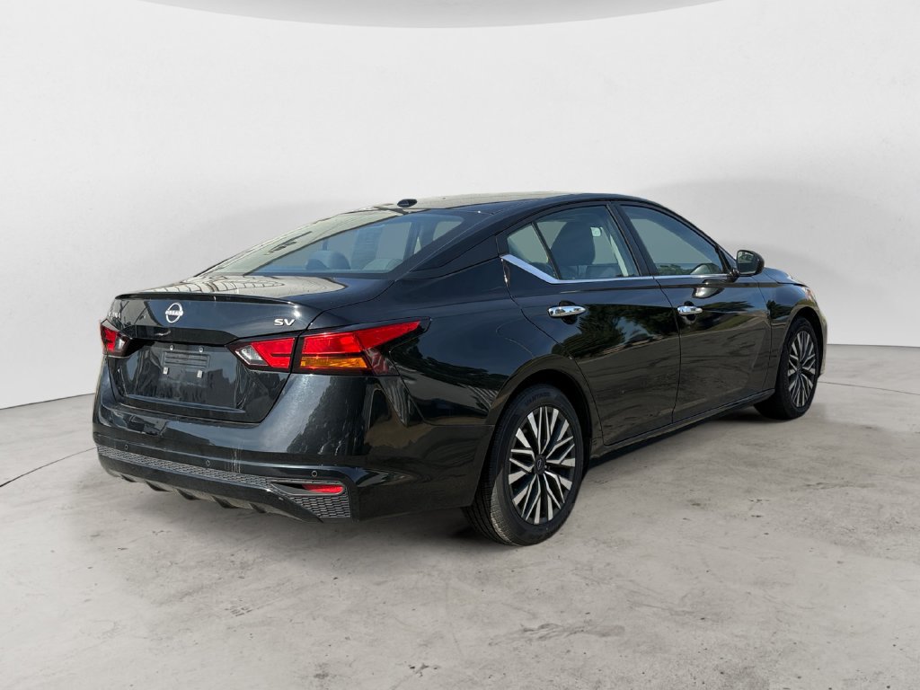 Used 2024 Nissan Altima 2.5 SV FWD image 3