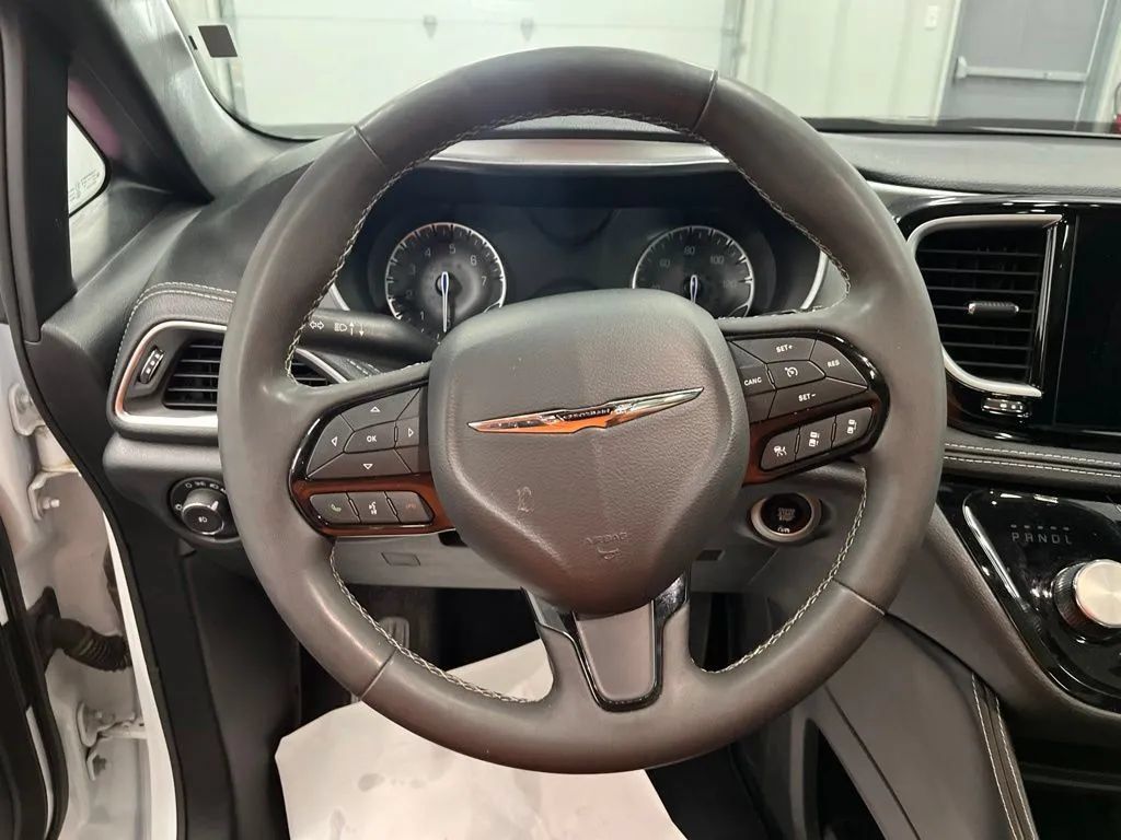 Used 2025 Chrysler Pacifica Limited FWD image 22