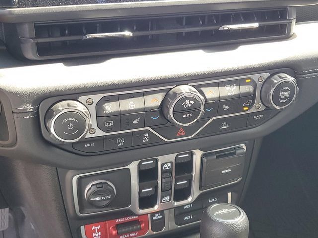 Used 2025 Jeep Gladiator Mojave w/ Convenience Group AWD/4WD image 22