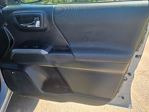 Used 2019 Toyota Tacoma TRD Off-Road AWD/4WD image 17