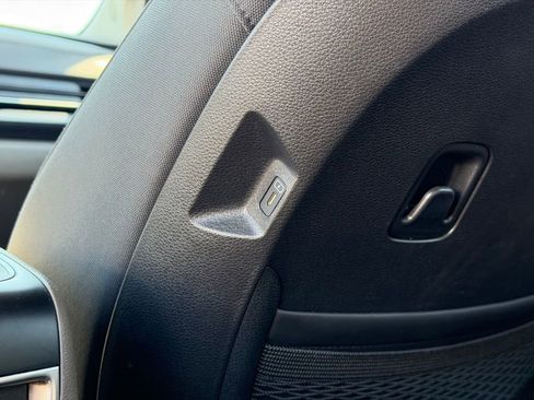 Used 2025 Kia Carnival LX FWD image 16