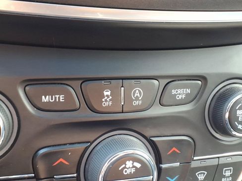 Used 2021 Jeep Cherokee Trailhawk w/ Sun, Sound & Nav Group AWD/4WD image 18