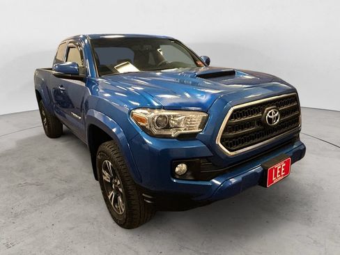 Used 2017 Toyota Tacoma TRD Sport w/ Tow Package AWD/4WD image 7