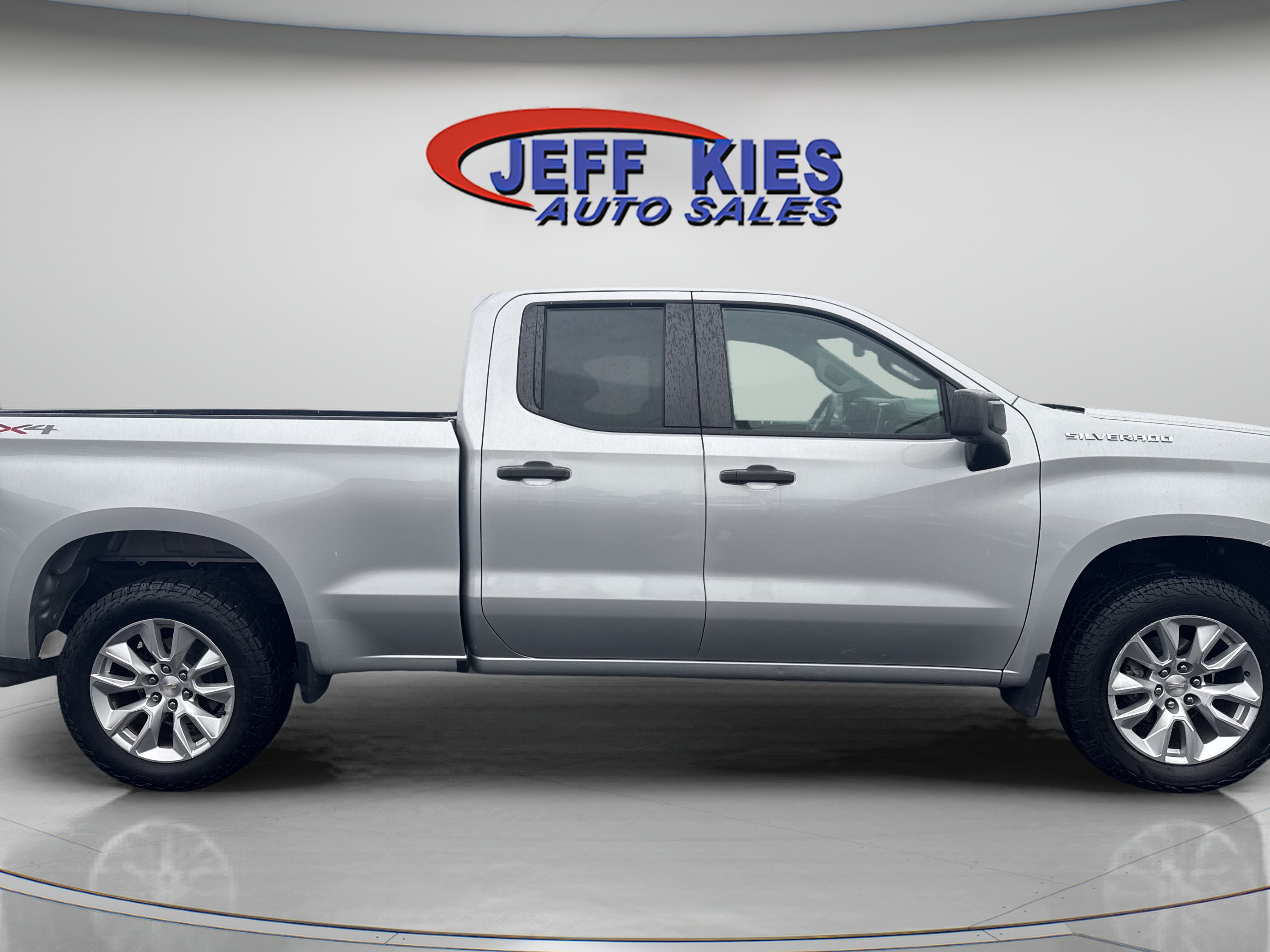 Used 2020 Chevrolet Silverado 1500 Custom w/ Custom Value Package AWD/4WD image 4