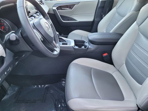 Used 2021 Toyota RAV4 XLE Premium image 21