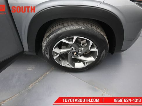 Used 2025 Chevrolet Trax LT w/ LT Convenience Package FWD image 32
