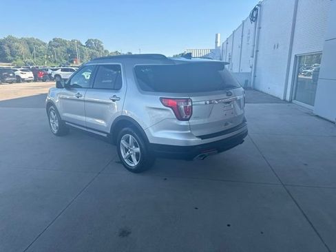 Used 2018 Ford Explorer XLT FWD image 5